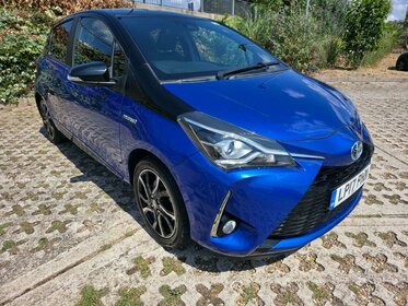 Toyota Yaris 1.5 VVT-h Blue Bi-Tone E-CVT Euro 6 (s/s) 5dr